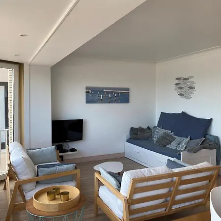 Near Sandy Beaches, Cleaning Included Апартаменты Ньивпорт