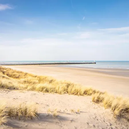 Near Sandy Beaches, Cleaning Included Lägenhet *